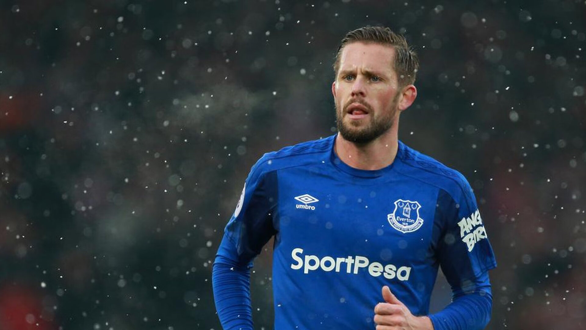 边路突击球员是否更依赖战术布置释放速度优势，边路进攻的主要原则