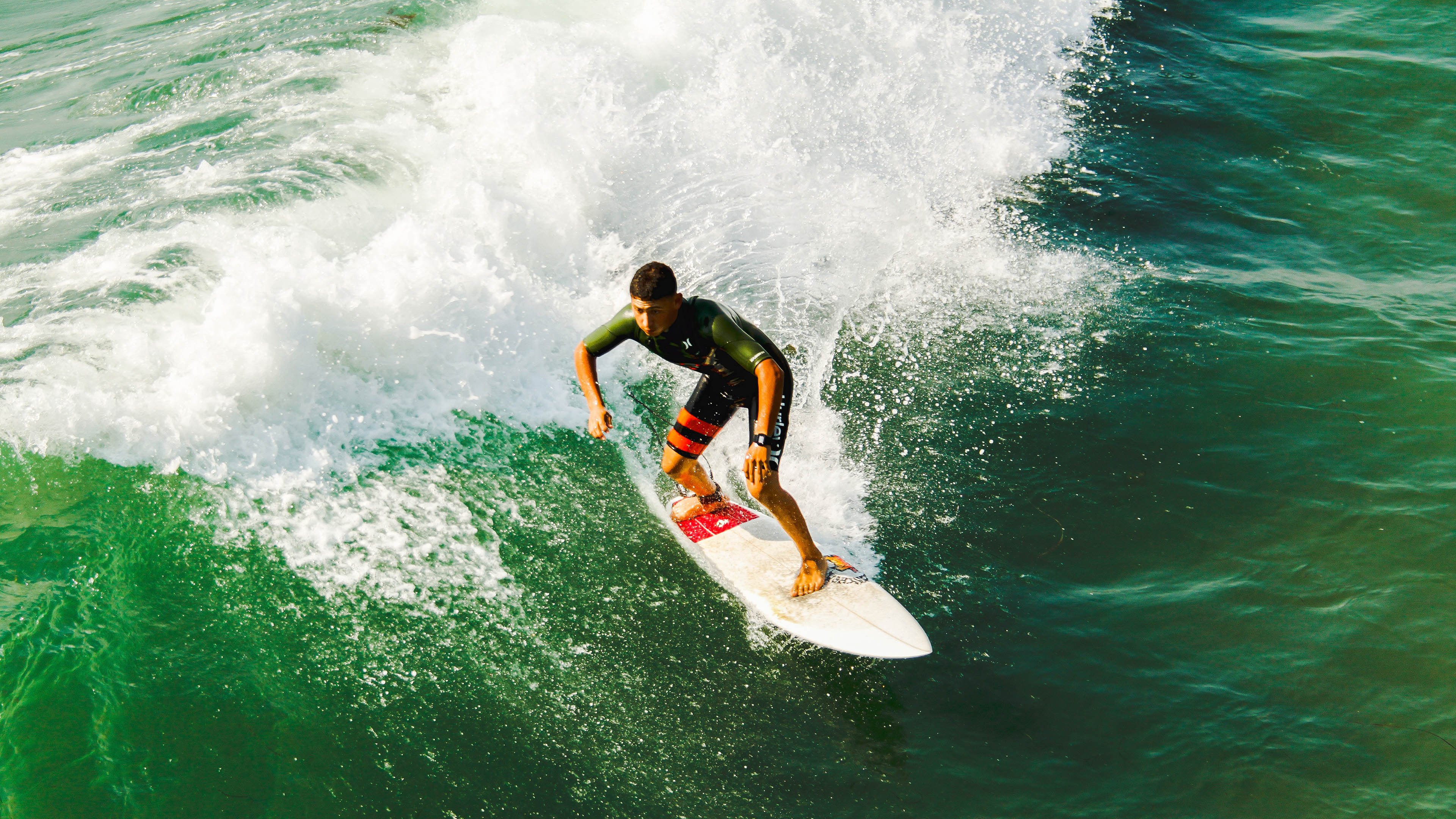 “荒野狂飙：驾驶在火焰与泥泞之间的极限挑战”，狂野飙车sarthe